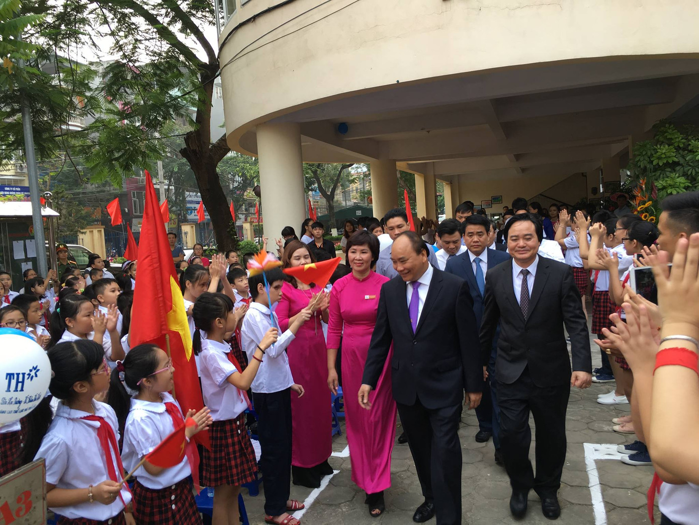 Chủ tịch nước đánh trống khai giảng năm học mới ảnh 42