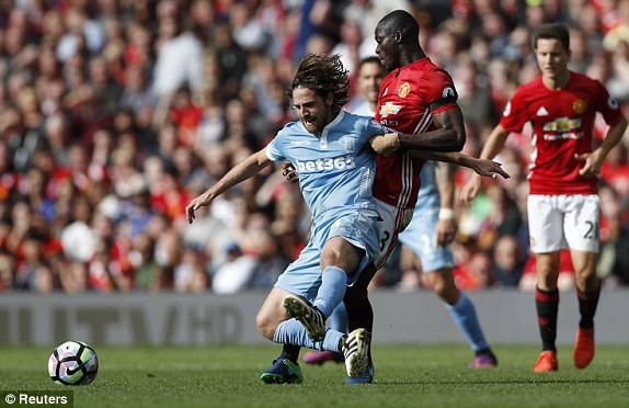 M.U vs Stoke City (1-1): 'Quỷ đỏ' bị níu chân ảnh 14