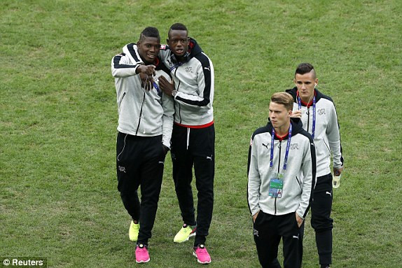 Pháp và Thụy Sĩ dắt tay nhau vào vòng sau ảnh 4