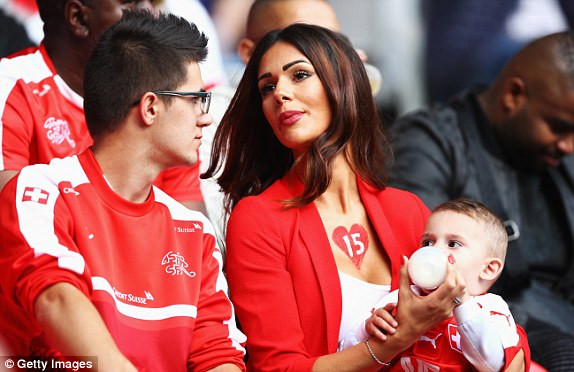 Pháp và Thụy Sĩ dắt tay nhau vào vòng sau ảnh 12