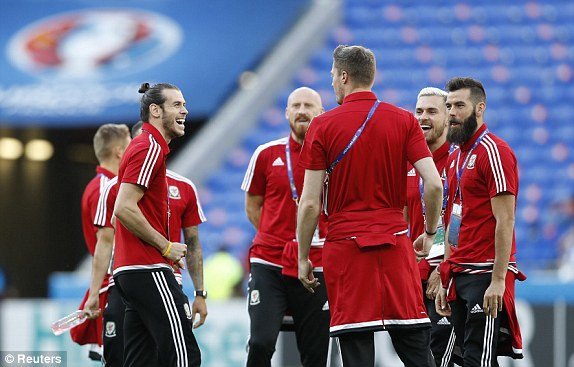 Ronaldo và Nani đưa Bồ Đào Nha vào chung kết ảnh 1