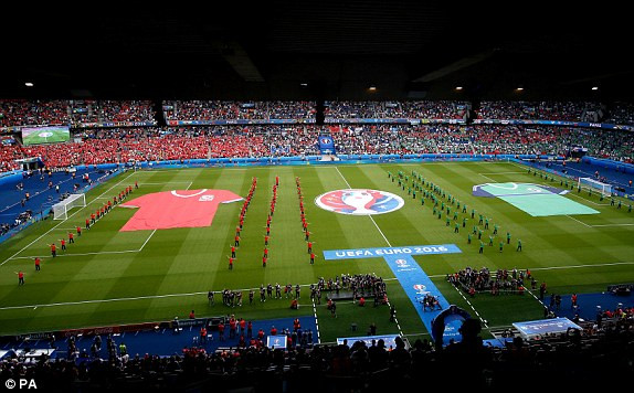 Hậu vệ đốt lưới nhà, Bắc Ireland tức tưởi trao vé cho xứ Wales ảnh 4