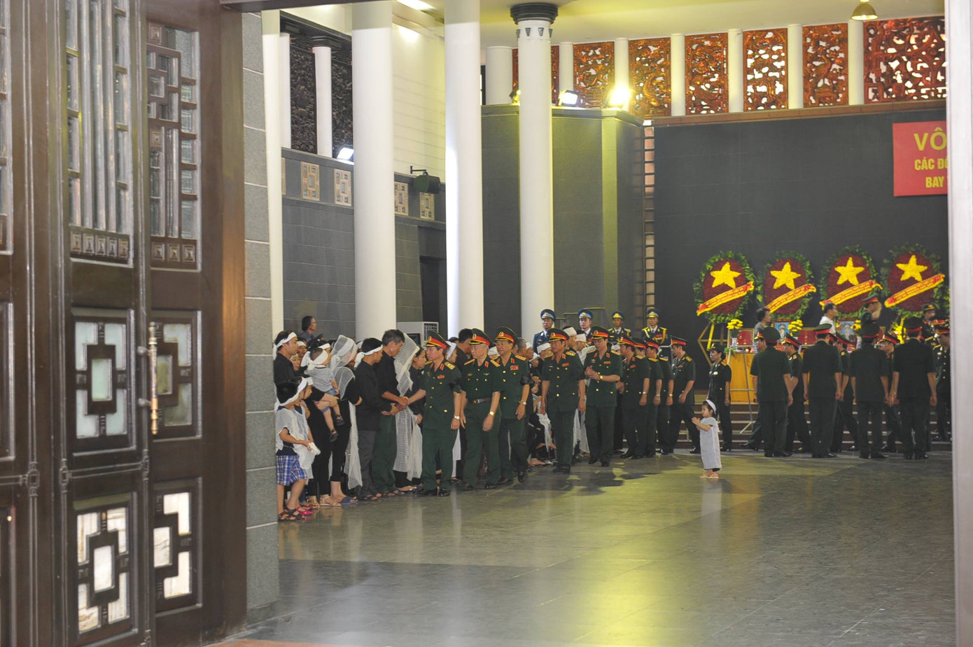 Hàng nghìn người đội mưa tiễn biệt 9 liệt sĩ CASA-212 ảnh 32