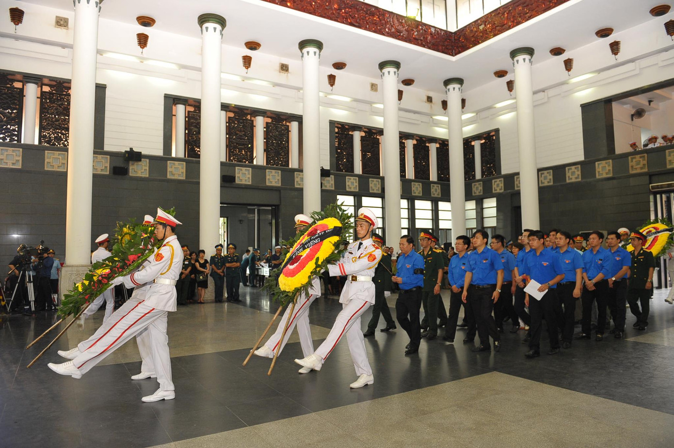 Hàng nghìn người đội mưa tiễn biệt 9 liệt sĩ CASA-212 ảnh 19