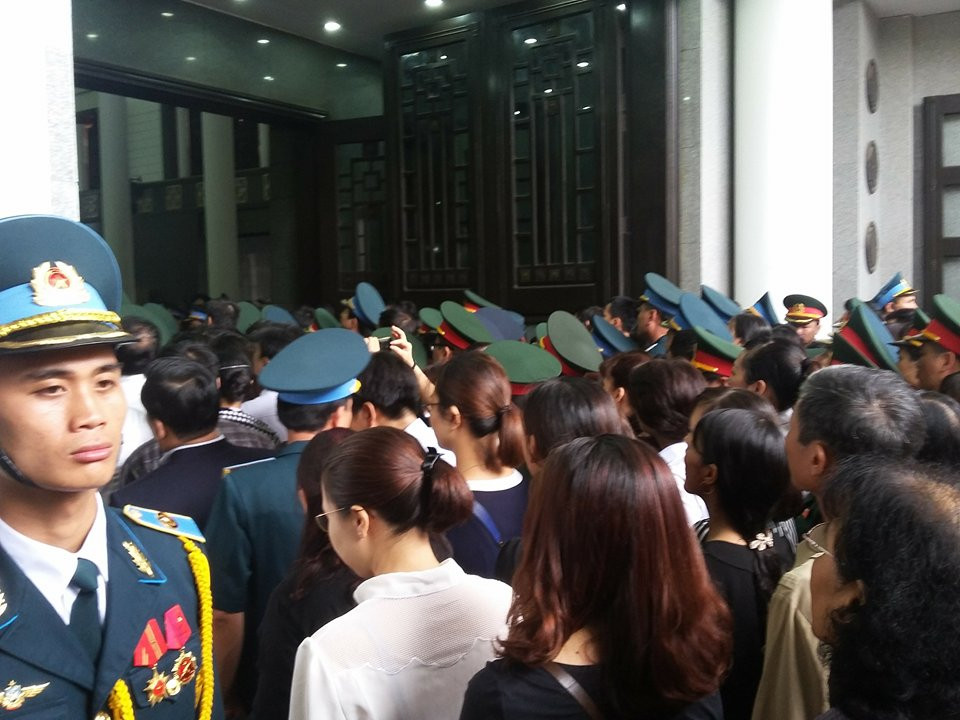 Hàng nghìn người đội mưa tiễn biệt 9 liệt sĩ CASA-212 ảnh 17