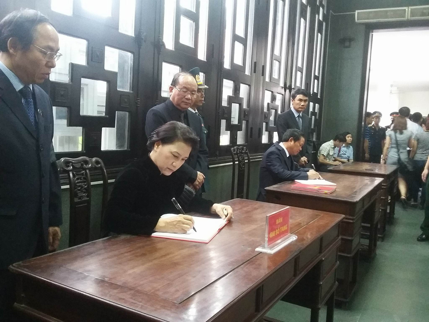 Hàng nghìn người đội mưa tiễn biệt 9 liệt sĩ CASA-212 ảnh 38