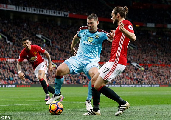Phung phí cơ hội, M.U bị Burnley chia điểm ảnh 16
