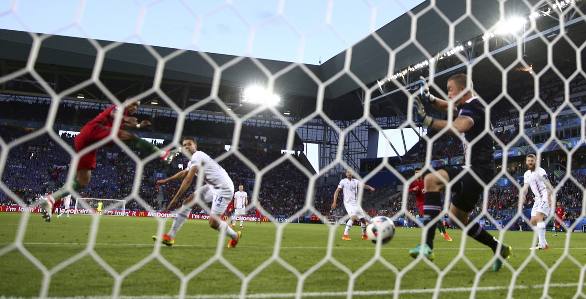 Ronaldo 'tịt ngòi', Bồ Đào Nha chia điểm với Iceland ảnh 12