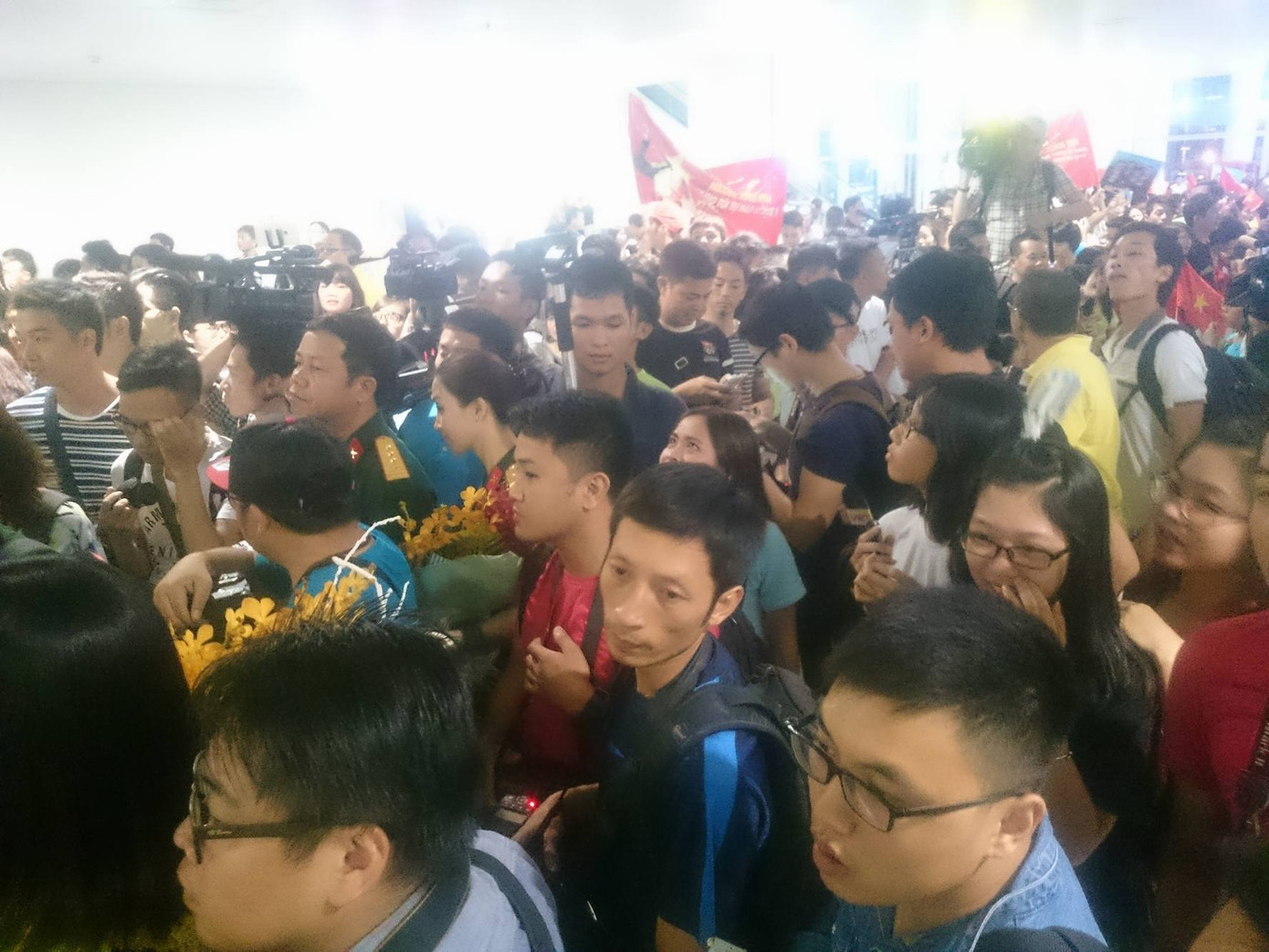 Cuồng nhiệt chào đón 'người hùng' Olympic Hoàng Xuân Vinh ảnh 10