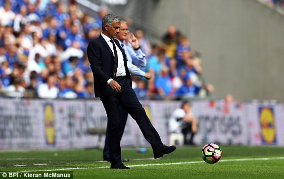 Ibrahimovic giúp M.U đoạt Siêu Cup Anh ảnh 10