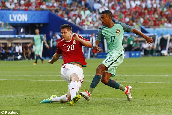 Ronaldo giải cứu Bồ Đào Nha trong cơn mưa gôn ảnh 15