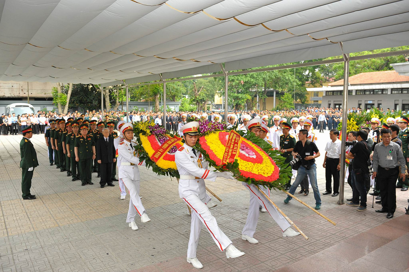 Hàng nghìn người đội mưa tiễn biệt 9 liệt sĩ CASA-212 ảnh 48