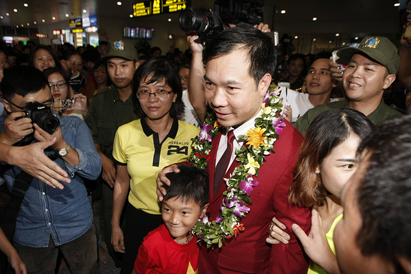 Cuồng nhiệt chào đón 'người hùng' Olympic Hoàng Xuân Vinh ảnh 1