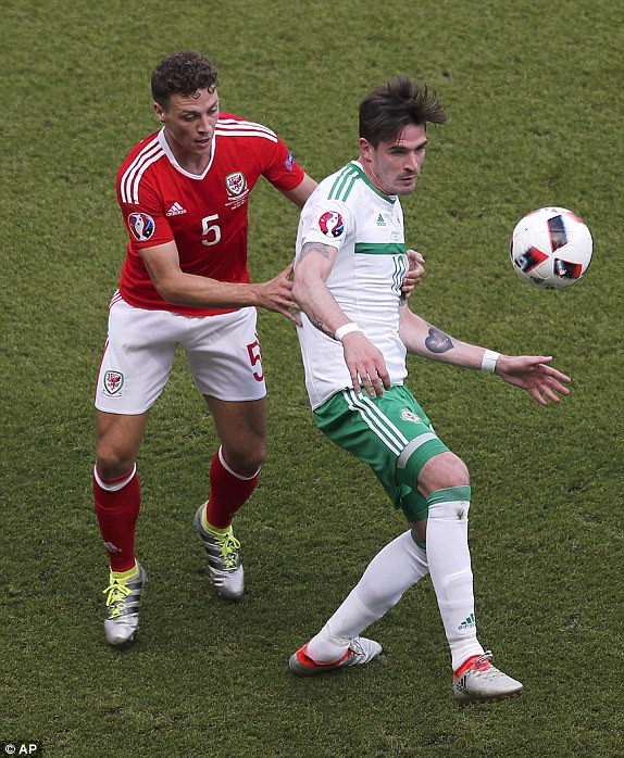 Hậu vệ đốt lưới nhà, Bắc Ireland tức tưởi trao vé cho xứ Wales ảnh 9