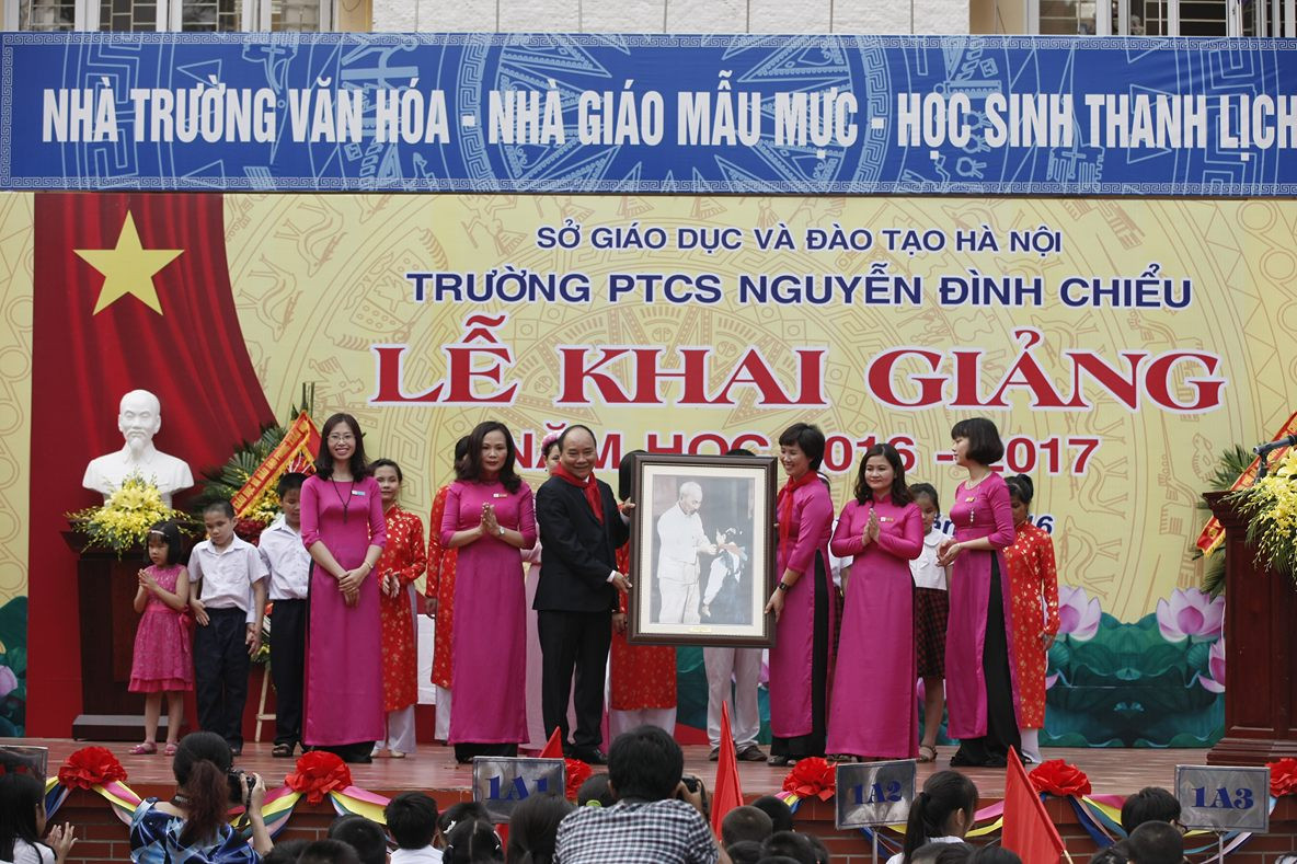 Chủ tịch nước đánh trống khai giảng năm học mới ảnh 21