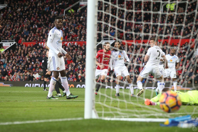 M.U vs Sunderland (3-1): Quỷ đỏ hoan hỉ trong lễ tặng quà ảnh 11