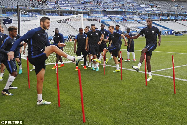 Lễ khai mạc rực rỡ sắc màu của EURO 2016 ảnh 31