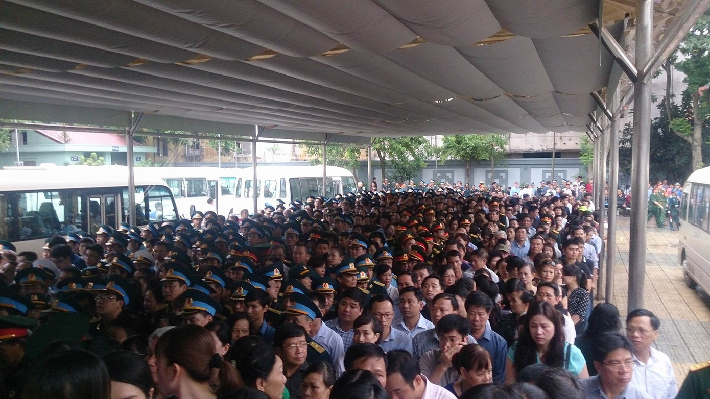 Hàng nghìn người đội mưa tiễn biệt 9 liệt sĩ CASA-212 ảnh 16