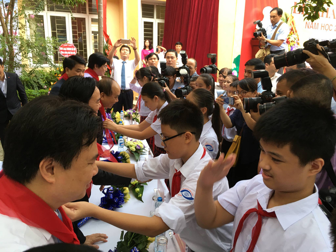 Chủ tịch nước đánh trống khai giảng năm học mới ảnh 43