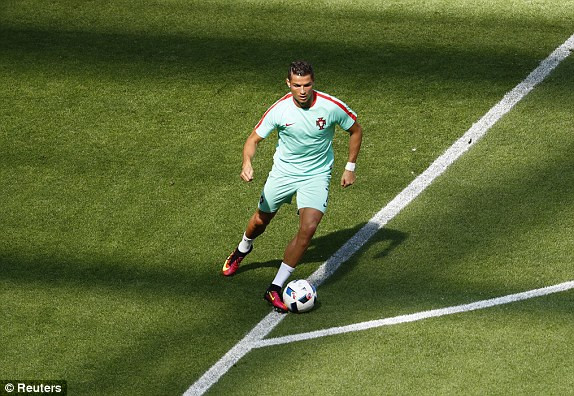 Ronaldo giải cứu Bồ Đào Nha trong cơn mưa gôn ảnh 6