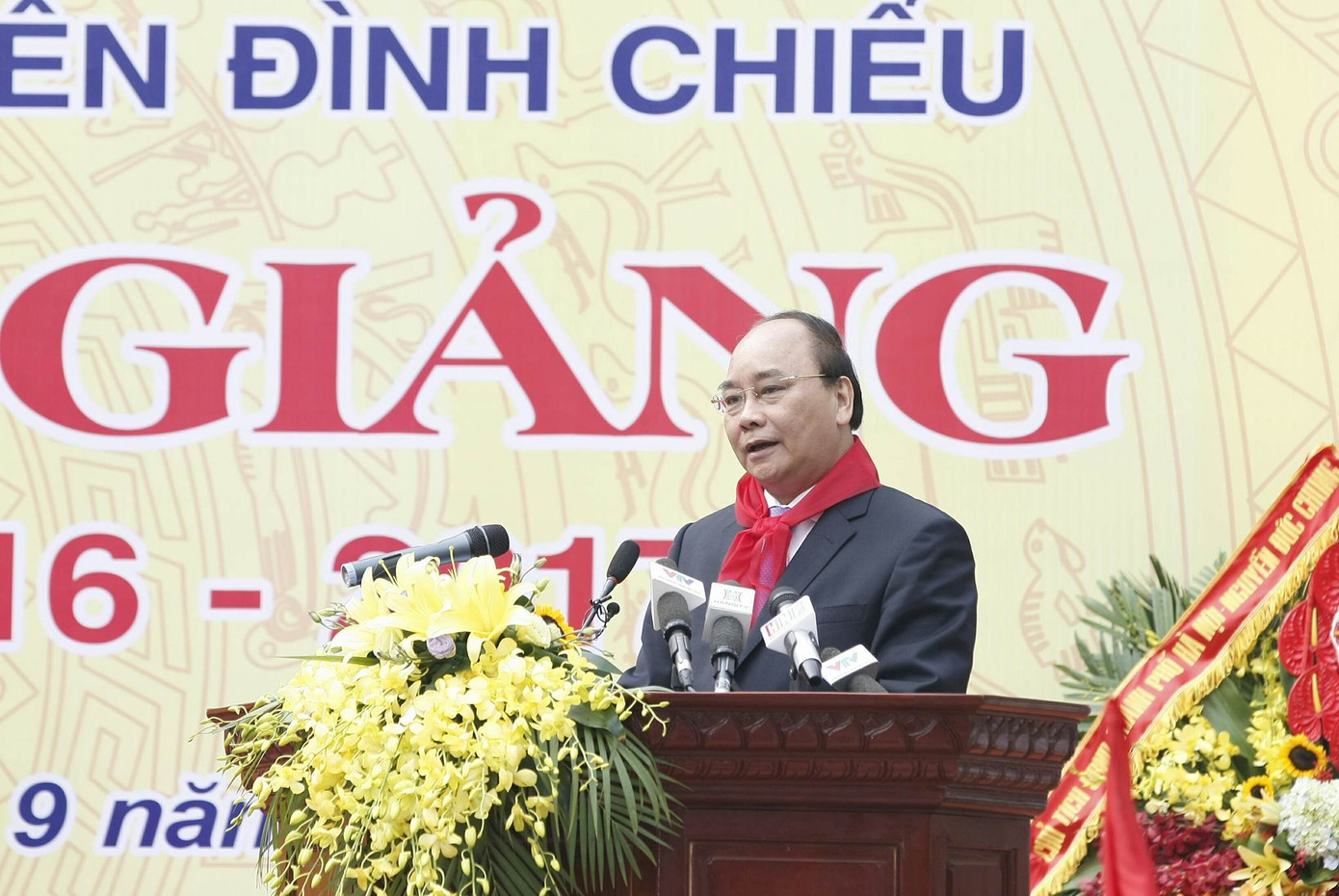 Chủ tịch nước đánh trống khai giảng năm học mới ảnh 19