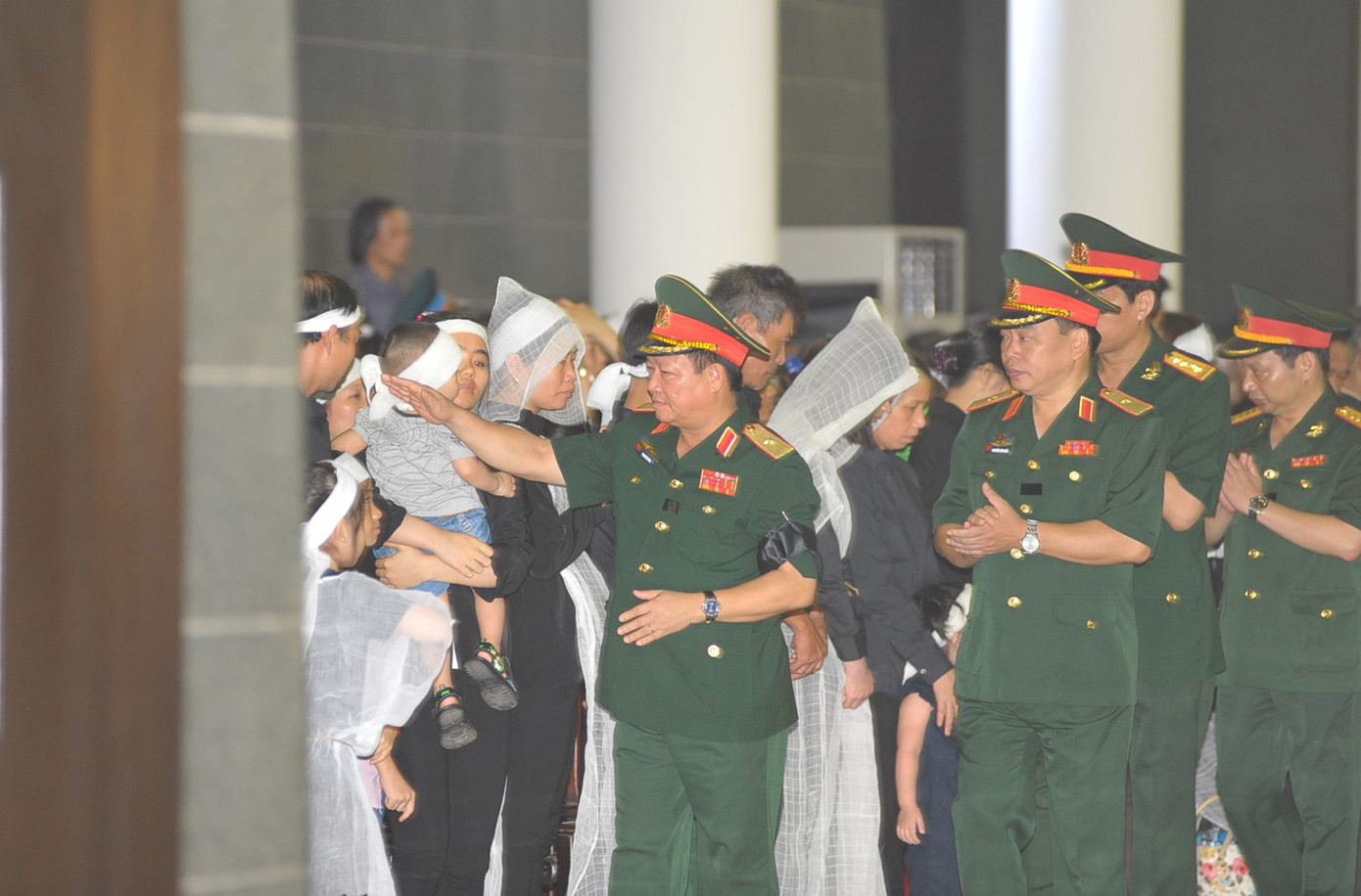 Hàng nghìn người đội mưa tiễn biệt 9 liệt sĩ CASA-212 ảnh 31