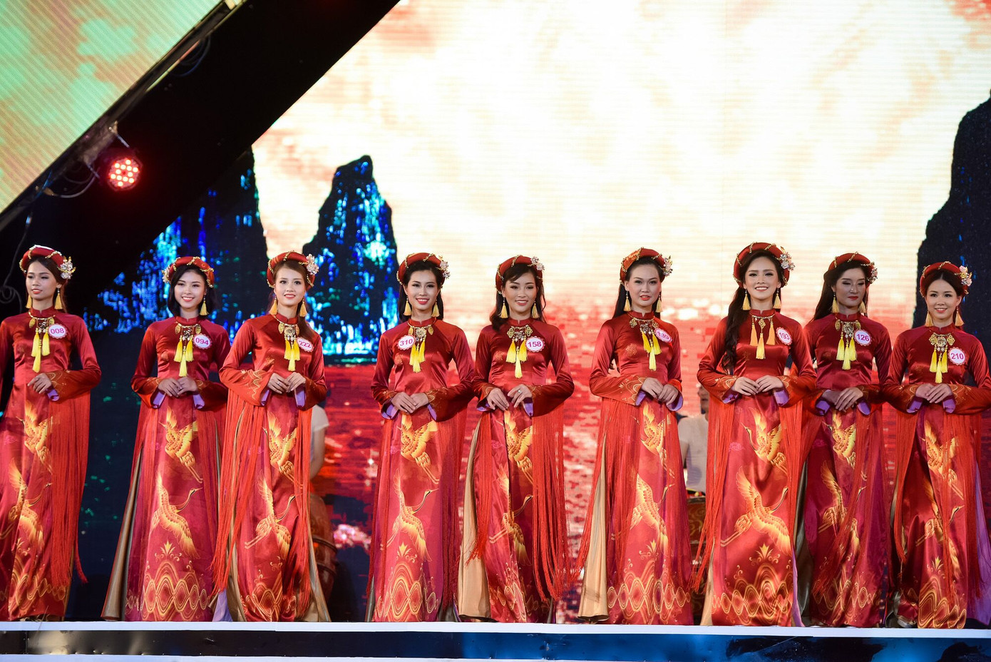 Những nhan sắc lộng lẫy tại chung khảo miền Bắc HHVN 2016 ảnh 20