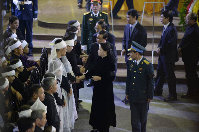 Hàng nghìn người đội mưa tiễn biệt 9 liệt sĩ CASA-212 ảnh 25