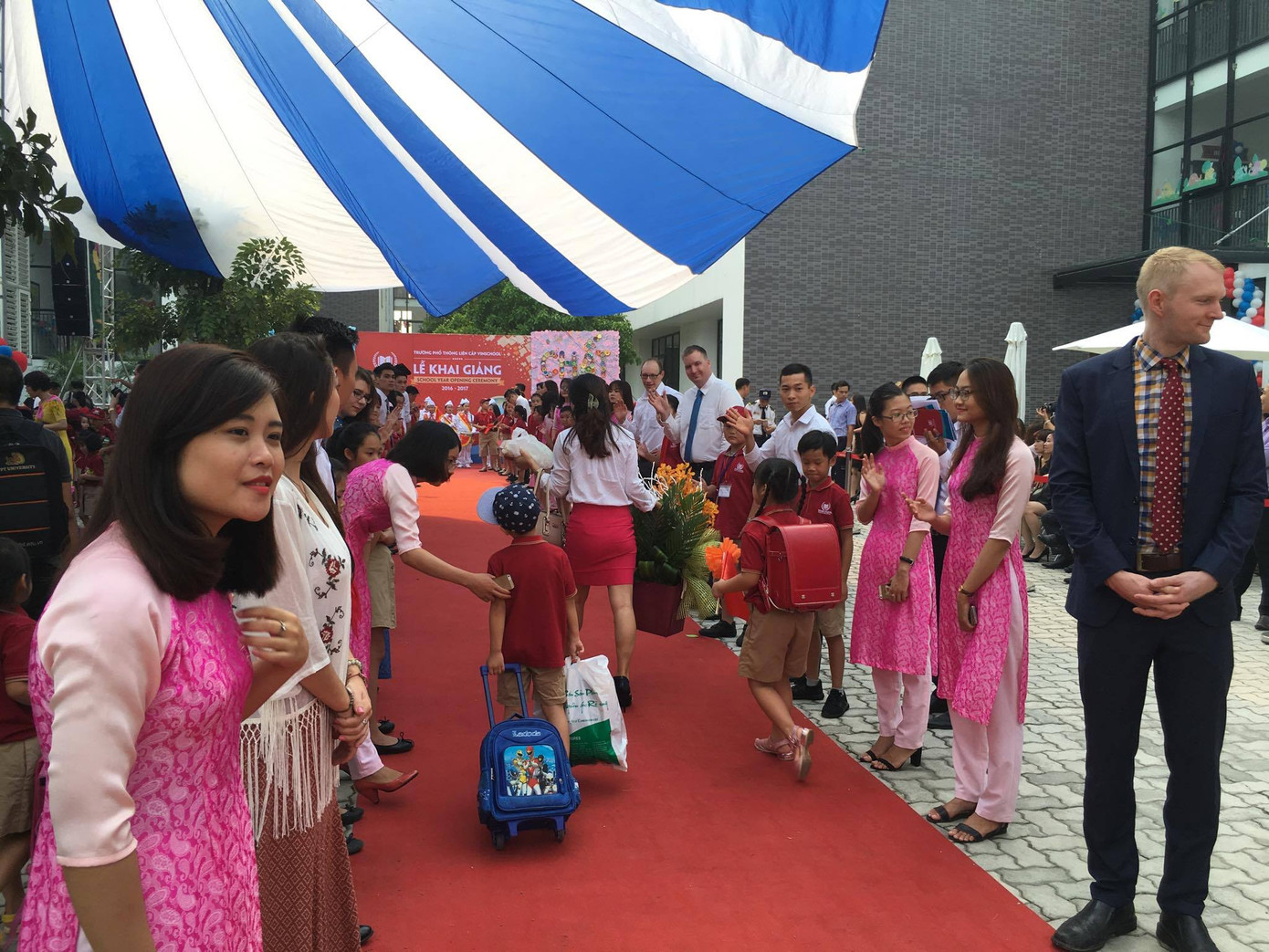 Chủ tịch nước đánh trống khai giảng năm học mới ảnh 33