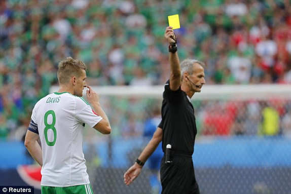 Hậu vệ đốt lưới nhà, Bắc Ireland tức tưởi trao vé cho xứ Wales ảnh 11