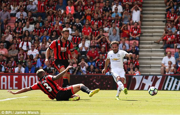 Ibra tỏa sáng, M.U thắng đậm trận ra quân ảnh 11