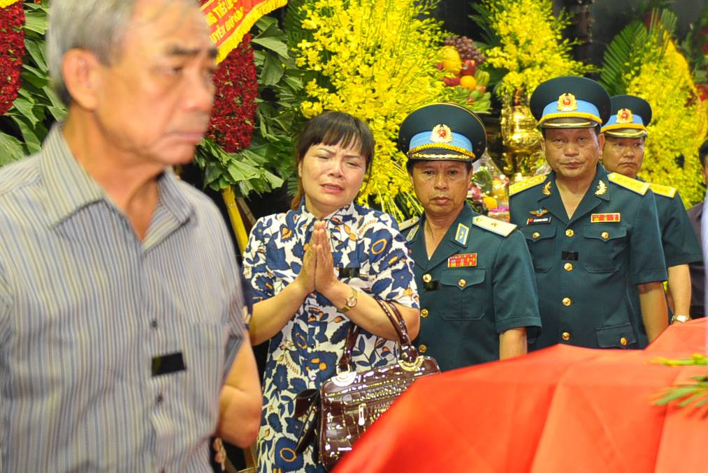 Hàng nghìn người đội mưa tiễn biệt 9 liệt sĩ CASA-212 ảnh 11