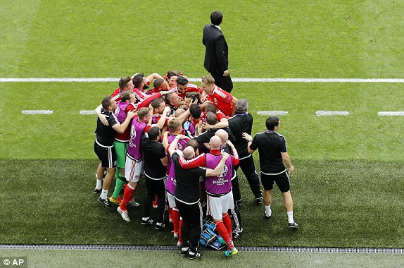 Xứ Wales giành chiến thắng lịch sử ảnh 3