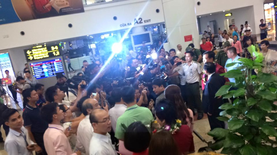 Cuồng nhiệt chào đón 'người hùng' Olympic Hoàng Xuân Vinh ảnh 13