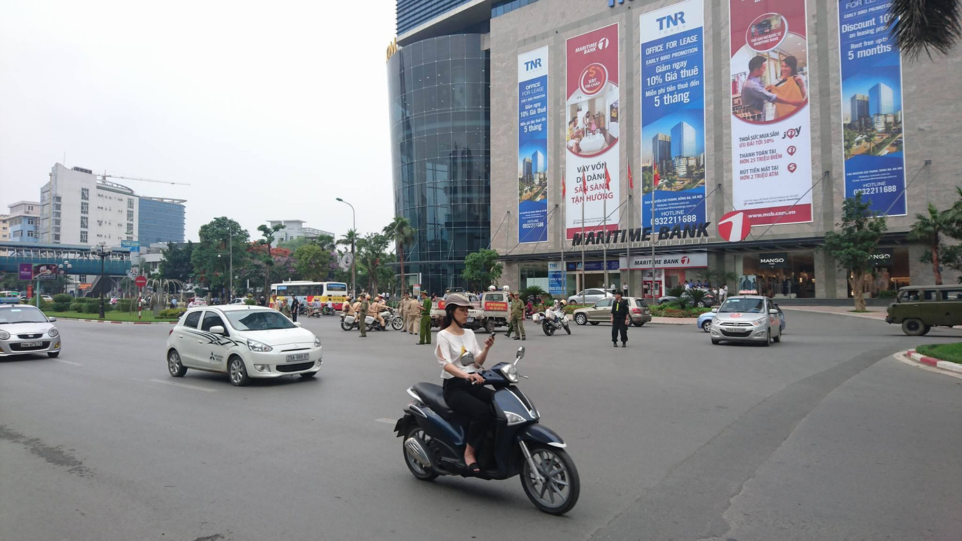 Ông Obama thưởng thức bún chả Hà Nội ảnh 77