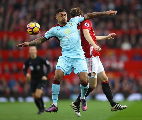 Phung phí cơ hội, M.U bị Burnley chia điểm ảnh 11