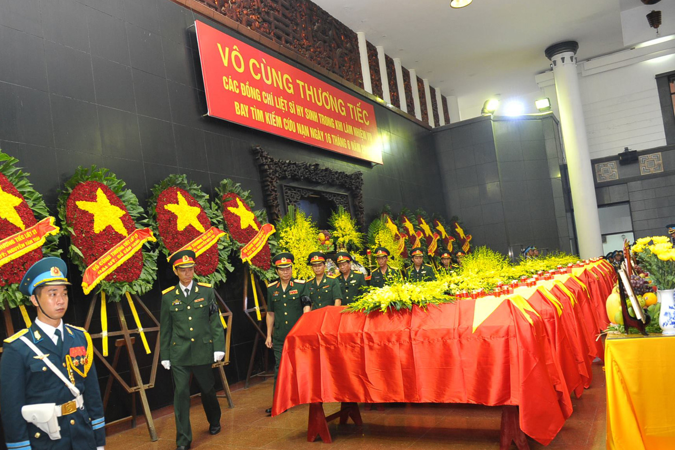 Hàng nghìn người đội mưa tiễn biệt 9 liệt sĩ CASA-212 ảnh 27