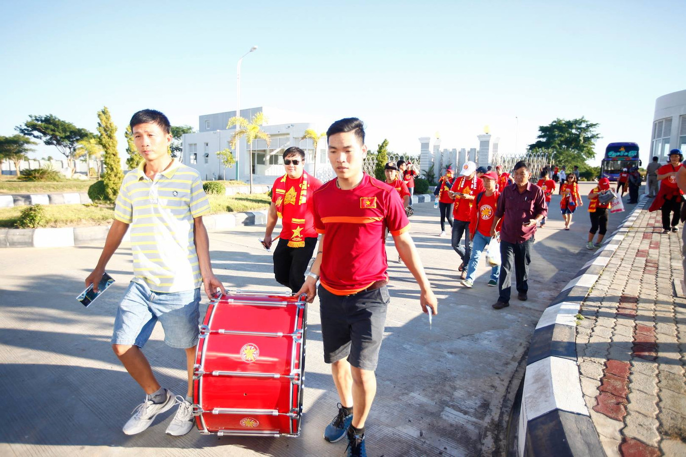 Tuyển Việt Nam hạ Campuchia trong thế 10 chống 11 ảnh 4