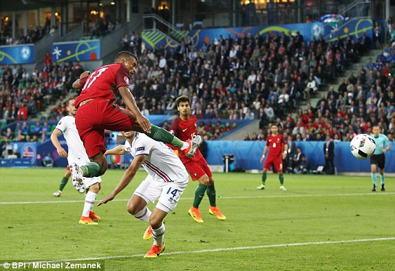 Ronaldo 'tịt ngòi', Bồ Đào Nha chia điểm với Iceland ảnh 16