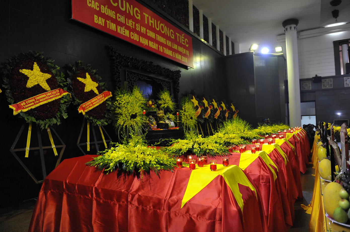 Hàng nghìn người đội mưa tiễn biệt 9 liệt sĩ CASA-212 ảnh 26