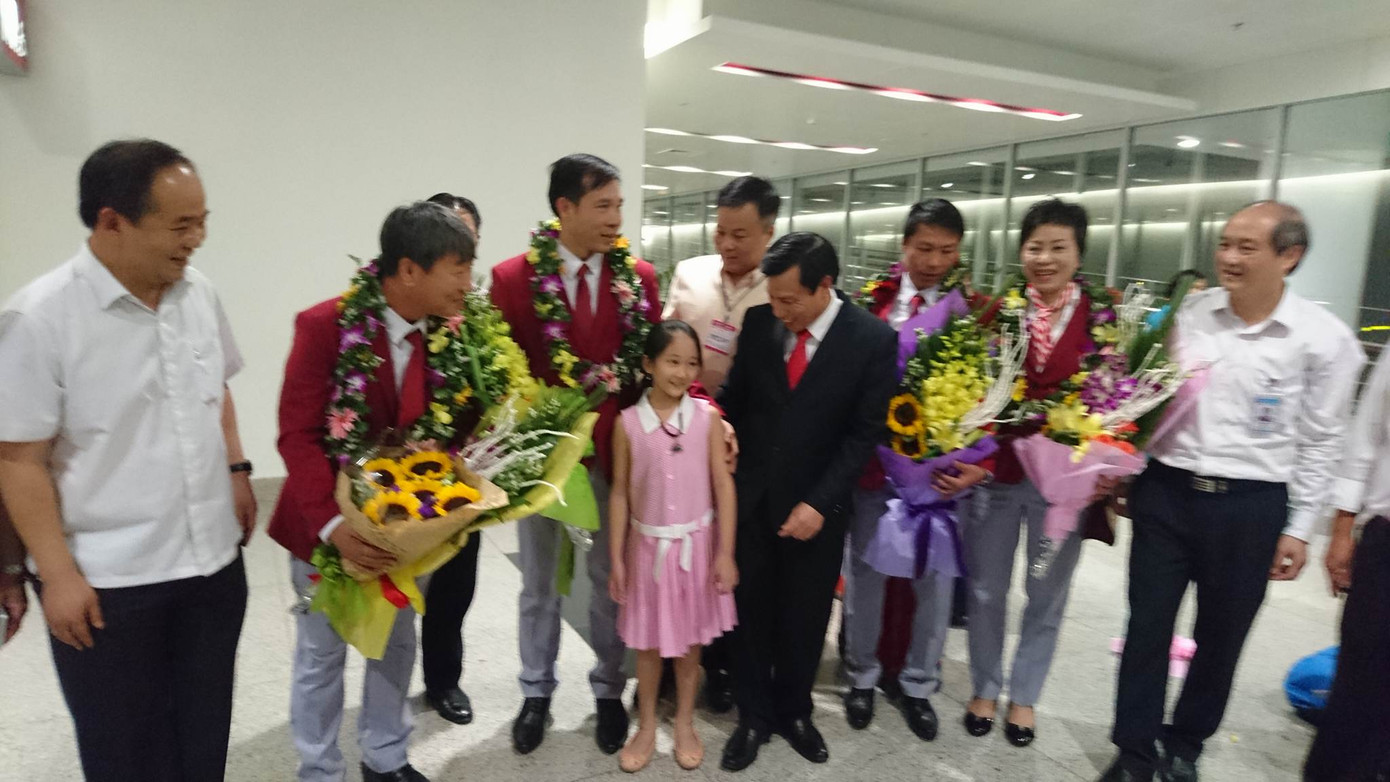 Cuồng nhiệt chào đón 'người hùng' Olympic Hoàng Xuân Vinh ảnh 16