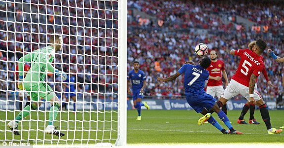 Ibrahimovic giúp M.U đoạt Siêu Cup Anh ảnh 17