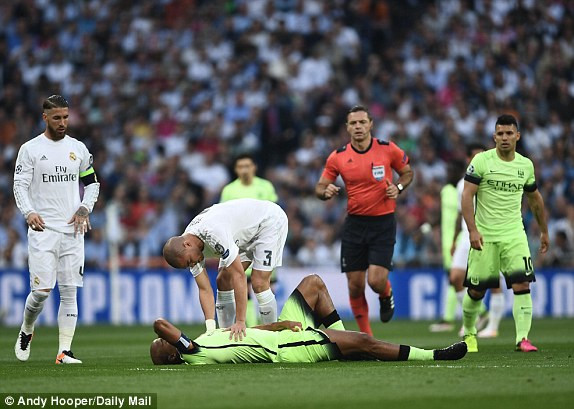 Bàn đá phản đưa Real Madrid vào chung kết ảnh 12