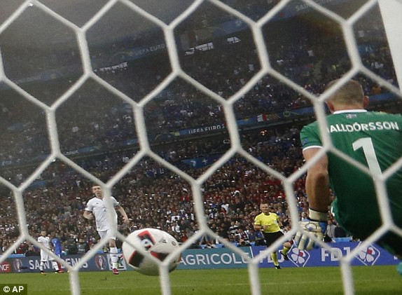 Nhấn chìm Iceland trong 'mưa gôn', Pháp gặp Đức ở bán kết ảnh 13