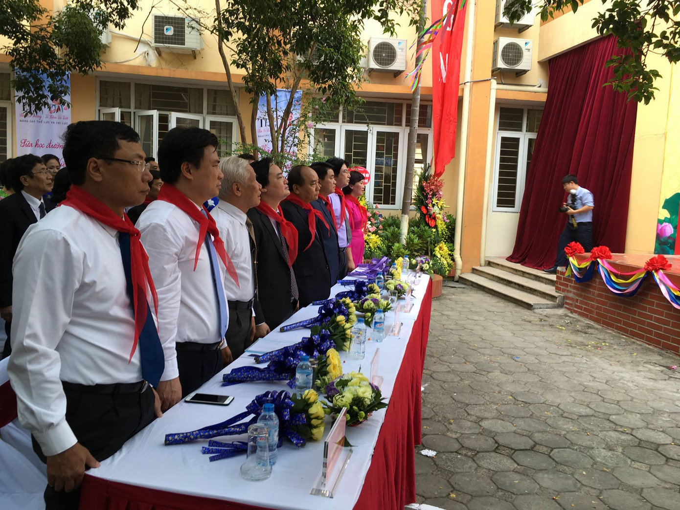 Chủ tịch nước đánh trống khai giảng năm học mới ảnh 44