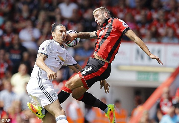 Ibra tỏa sáng, M.U thắng đậm trận ra quân ảnh 8