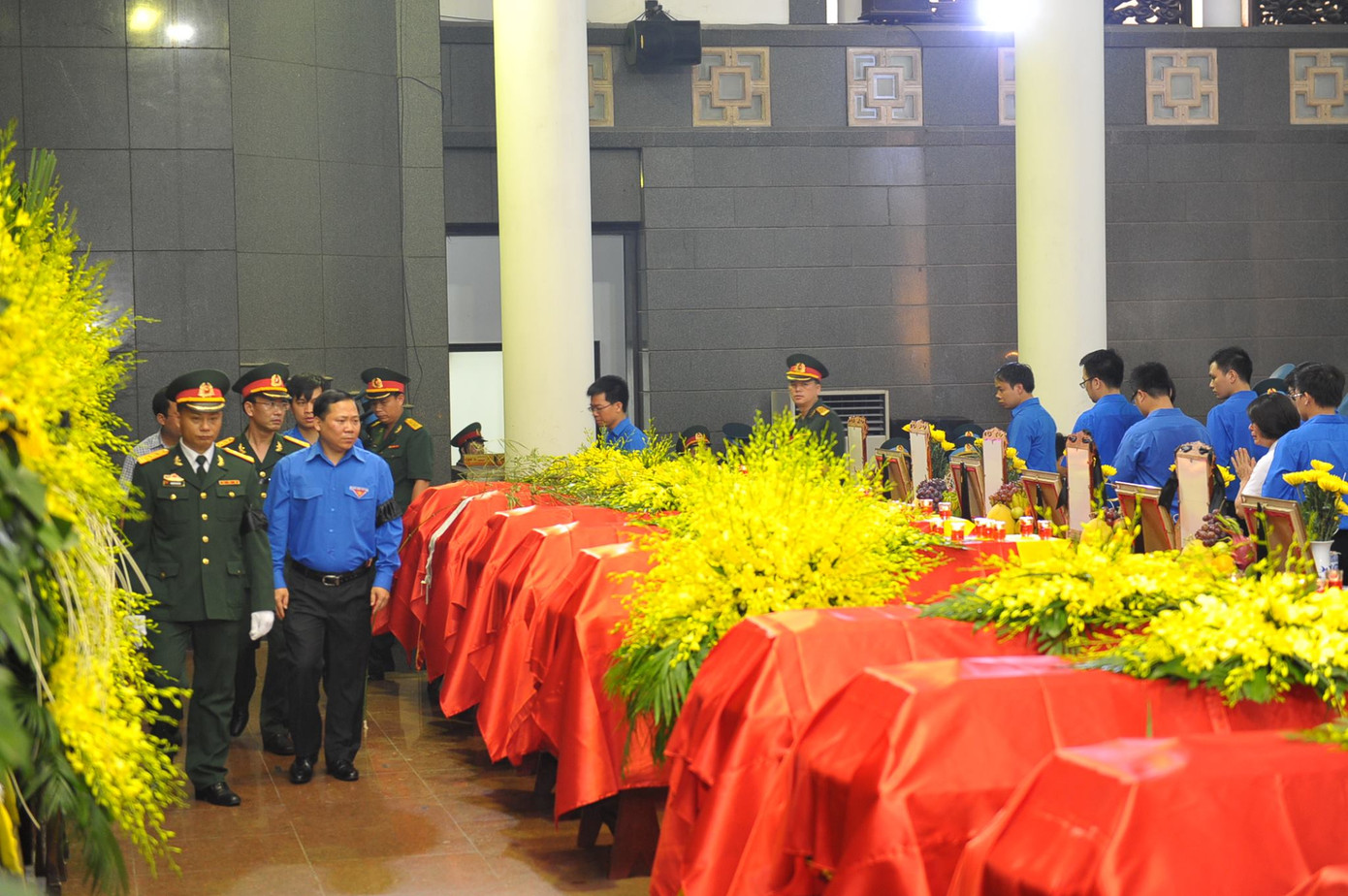 Hàng nghìn người đội mưa tiễn biệt 9 liệt sĩ CASA-212 ảnh 20