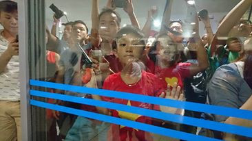 Cuồng nhiệt chào đón 'người hùng' Olympic Hoàng Xuân Vinh ảnh 7