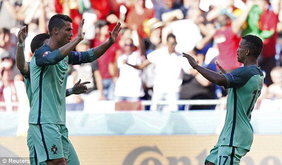 Ronaldo giải cứu Bồ Đào Nha trong cơn mưa gôn ảnh 17