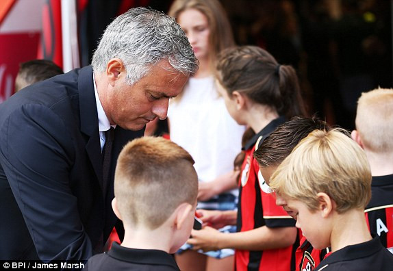 Ibra tỏa sáng, M.U thắng đậm trận ra quân ảnh 1